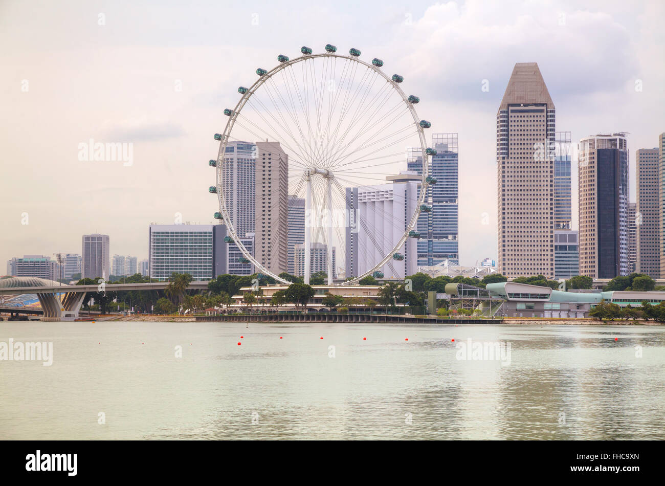 Il centro di Singapore come visto dalla baia di Marina di sera Foto Stock
