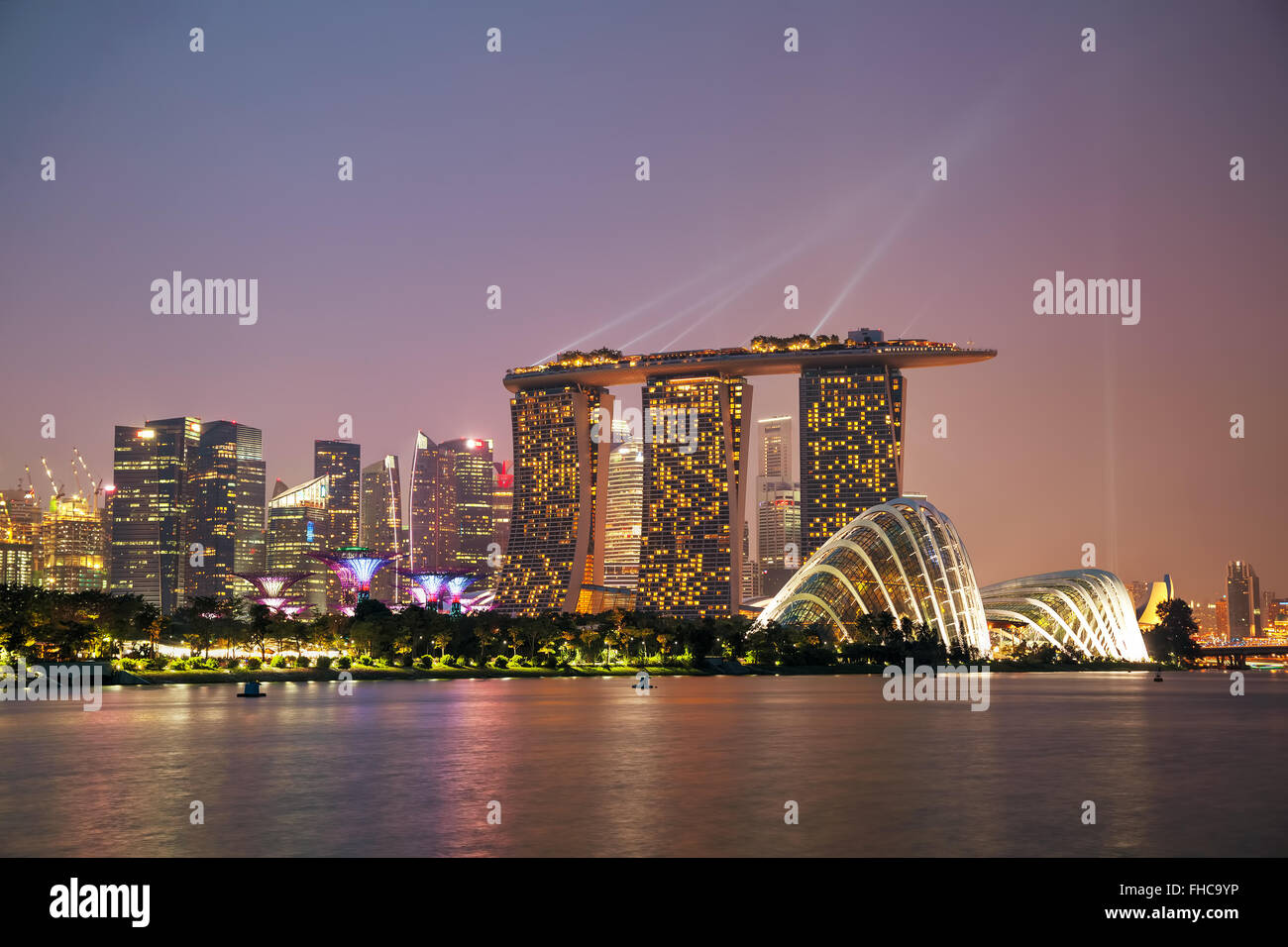 SINGAPORE - novembre 07: Panoramica della marina bay con Marina Bay Sands il 07 novembre 2015 a Singapore. Foto Stock