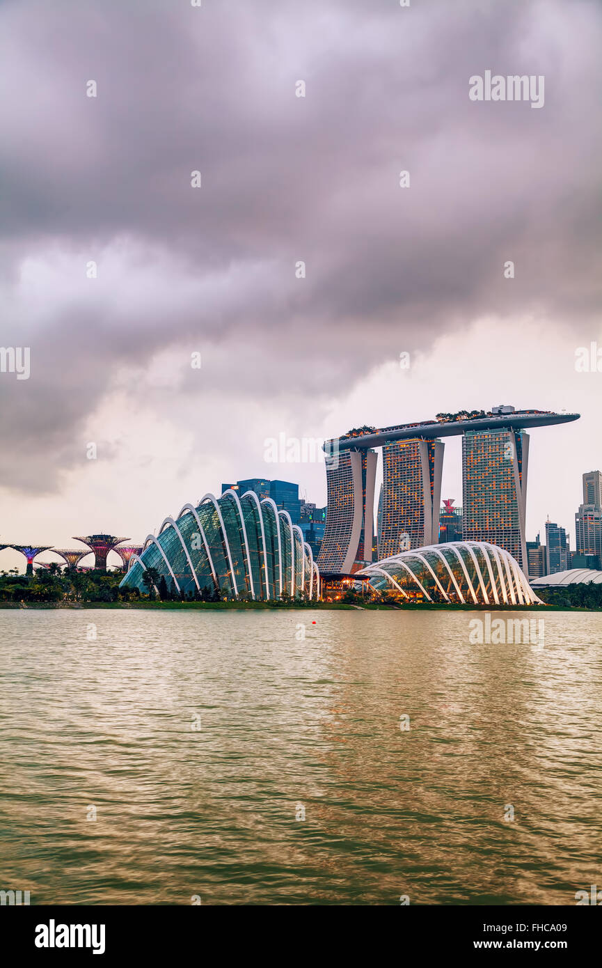 SINGAPORE - novembre 07: Panoramica della marina bay con Marina Bay Sands il 07 novembre 2015 a Singapore. Foto Stock
