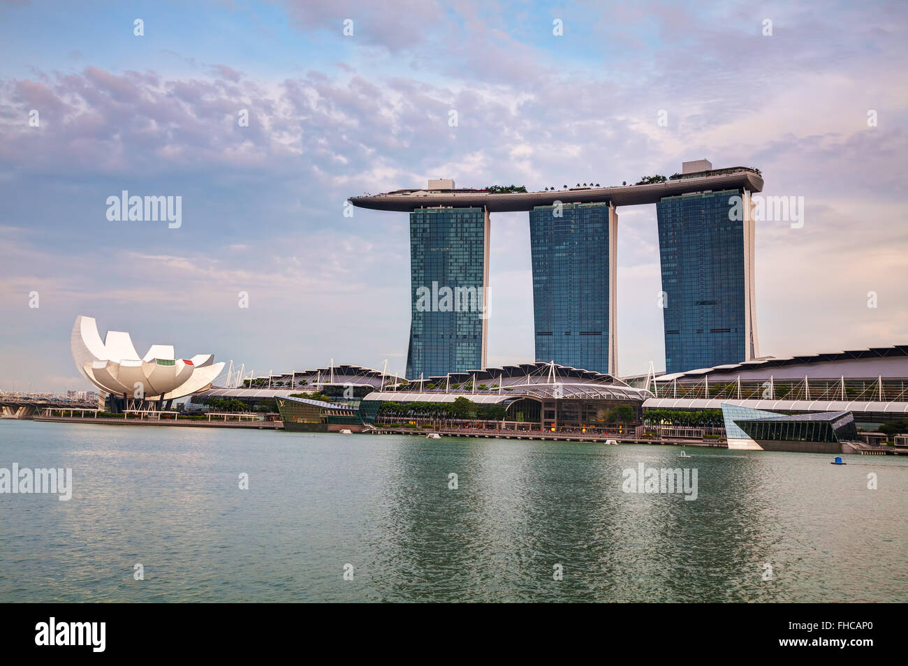 SINGAPORE - 30 ottobre: Panoramica della marina bay con il Marina Bay Sands il 30 ottobre 2015 a Singapore. Foto Stock