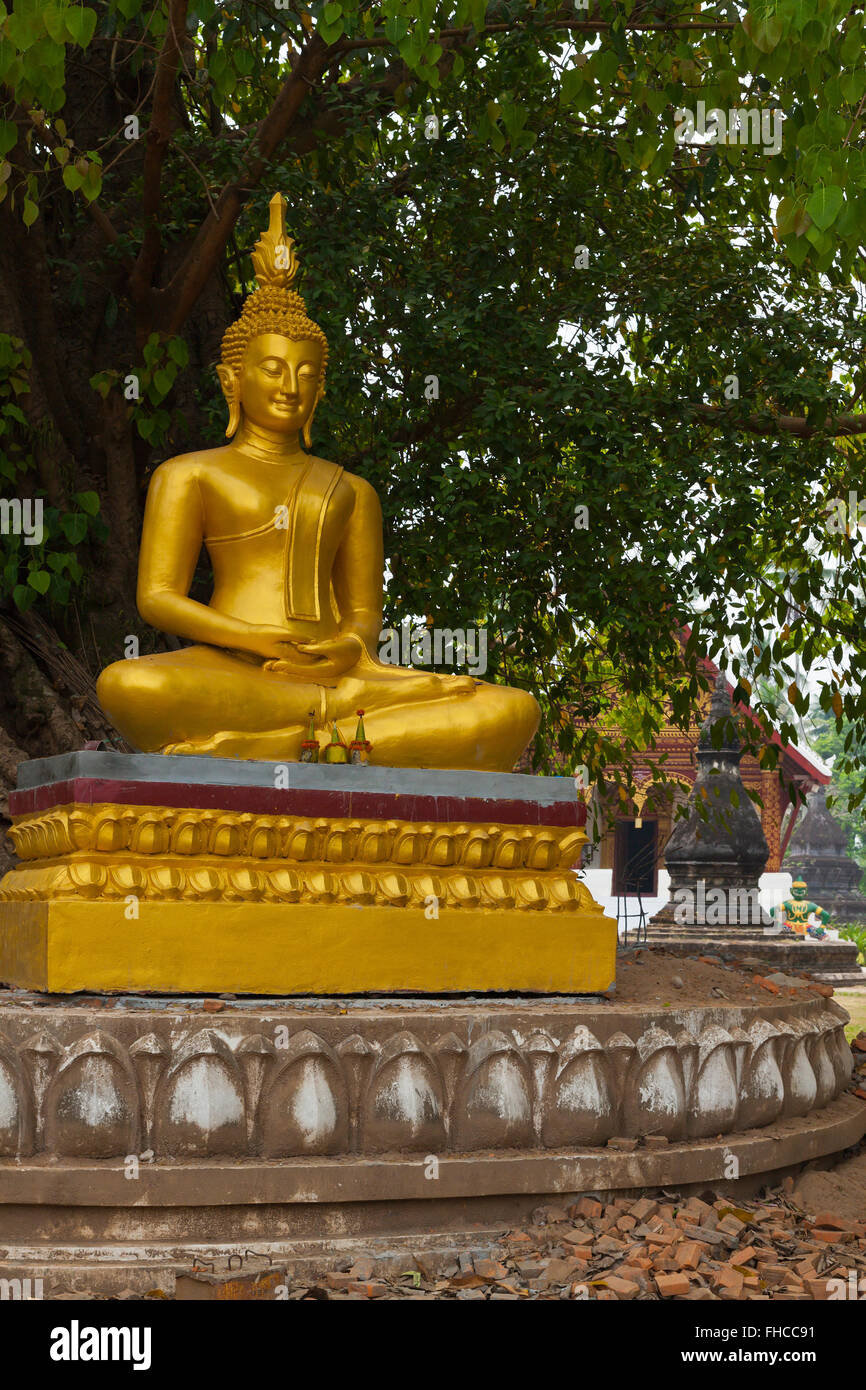 Nuova Statua del Buddha al Wat Visoun, costruito nel 1513 dal Re Wisunarat - Luang Prabang, Laos Foto Stock