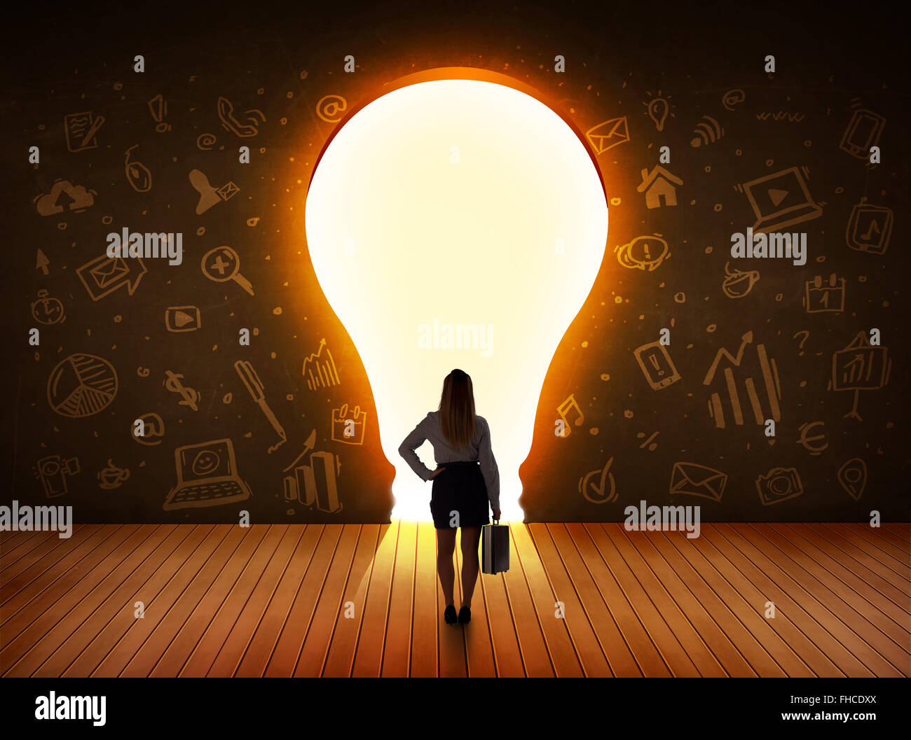 Business donna che guarda la luce brillante lampadina nella parete Foto Stock