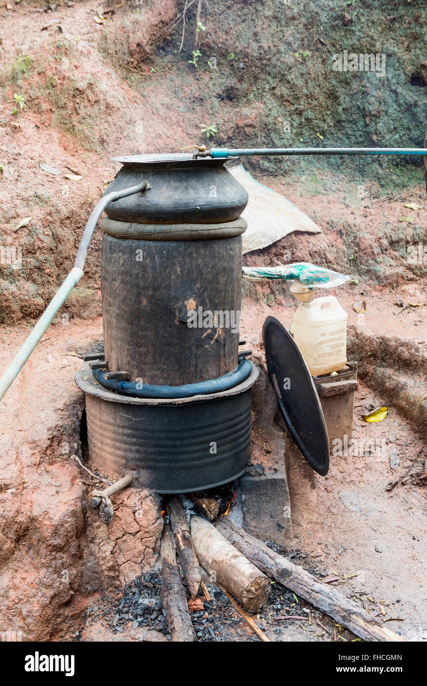 Home-distillando in Birmania Foto Stock