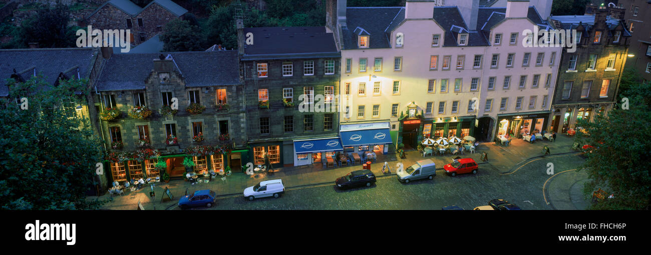 Vista panoramica di automobili parcheggiate all antico pub lungo il Grassmarket di Edimburgo nella luce del tramonto in Scozia Foto Stock