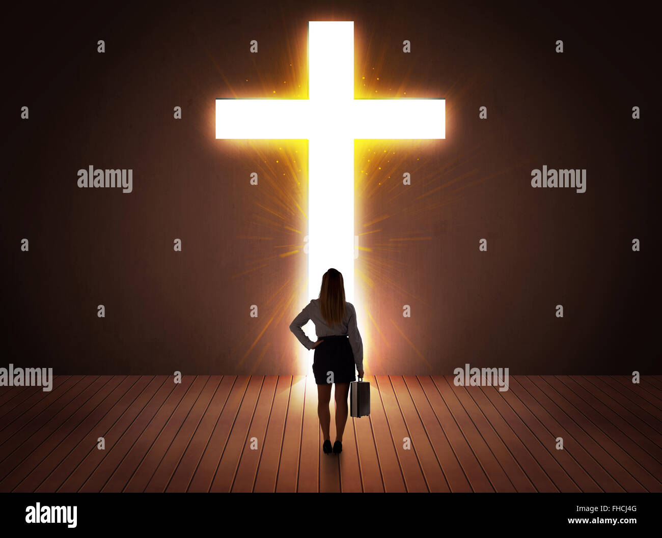 Donna che guarda a bright segno a forma di croce Foto Stock