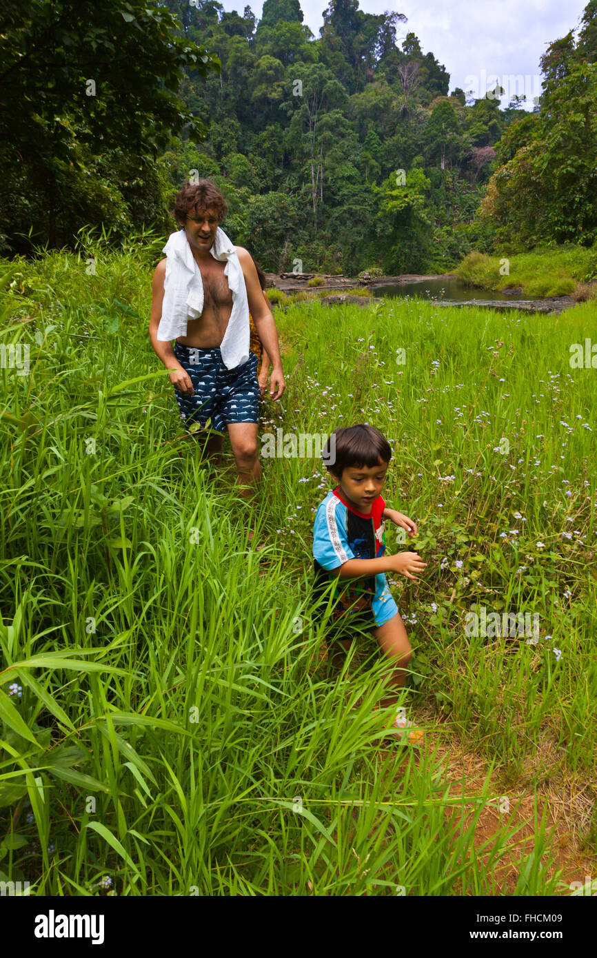 Padre e figlio all'I-Tu cascata sul Bolaven Plateau vicino a PAKSE - Southern, LAOS Foto Stock