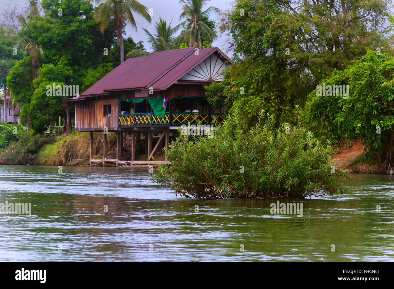 Un ristorante su DON DET isola in 4 mila isole area lungo il fiume Mekong - Southern, LAOS Foto Stock