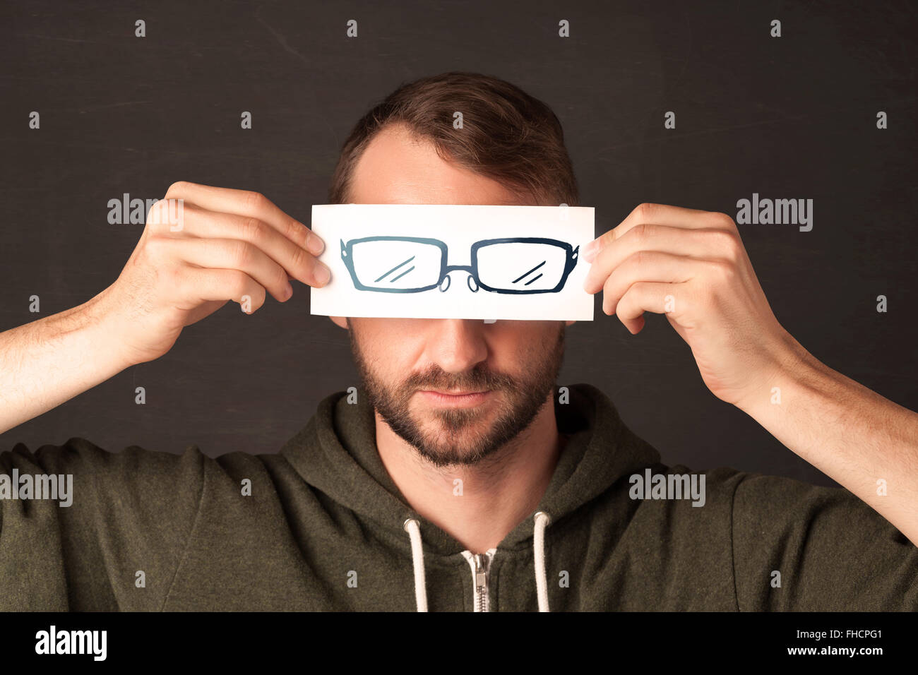 Felice ragazzo cerca con carta disegnata a mano occhiali Foto Stock