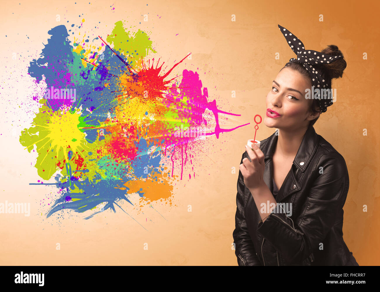 Ragazza carina di soffiaggio splash colorati graffiti Foto Stock