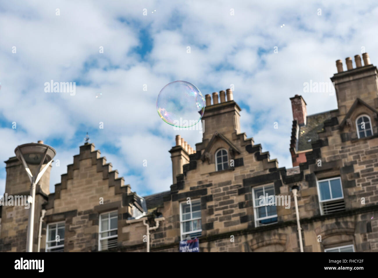 Regno Unito, Edimburgo, bolla di sapone in aria nella parte anteriore della storica gables Foto Stock