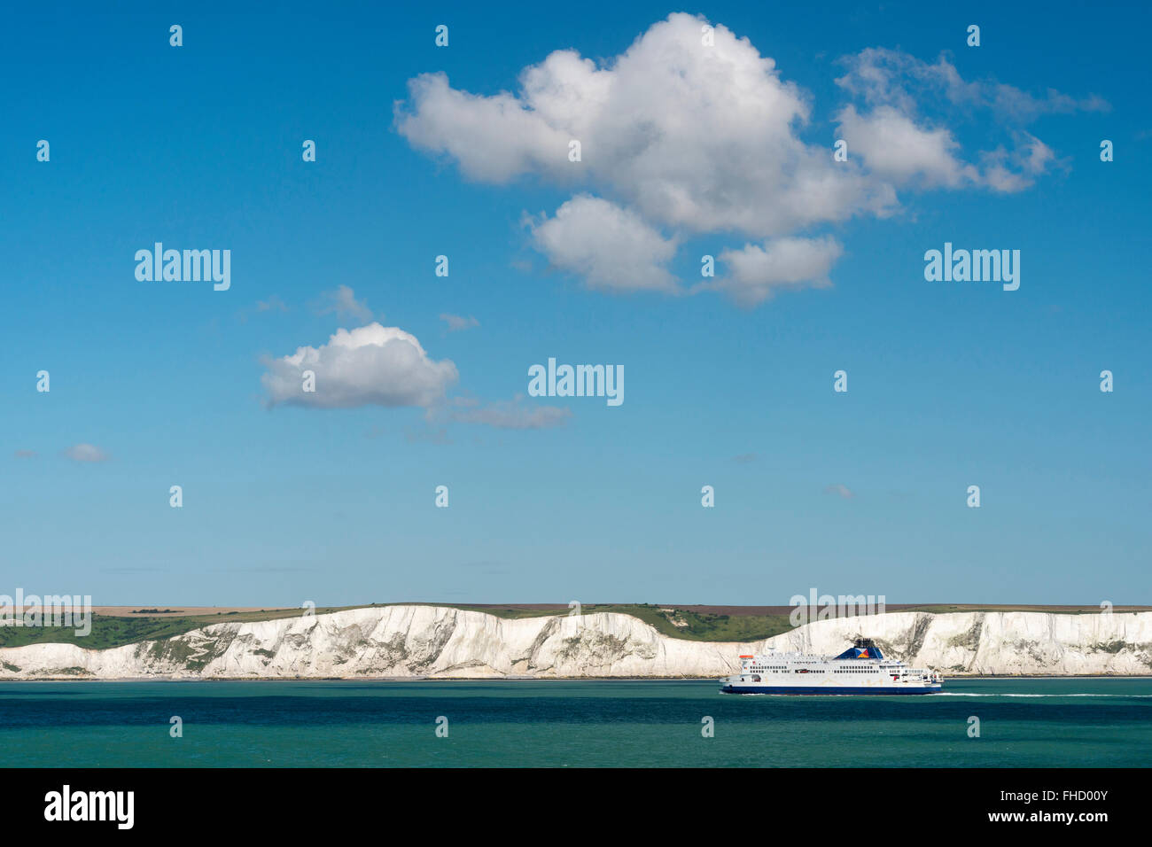 Regno Unito, Dover, traghetto di fronte chalk cliffs Foto Stock