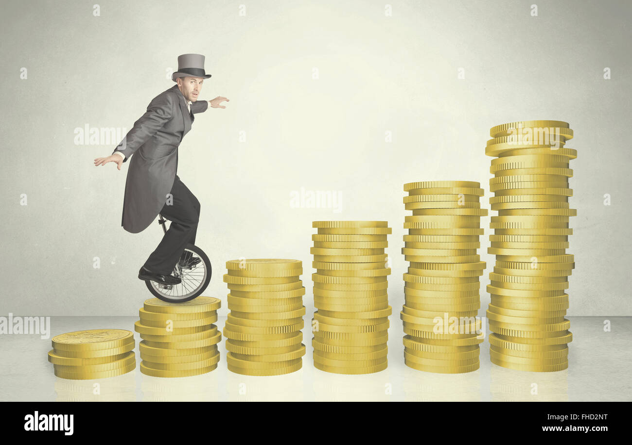 Uomo di affari monocycle equitazione in alto sul grafico di monete Foto Stock