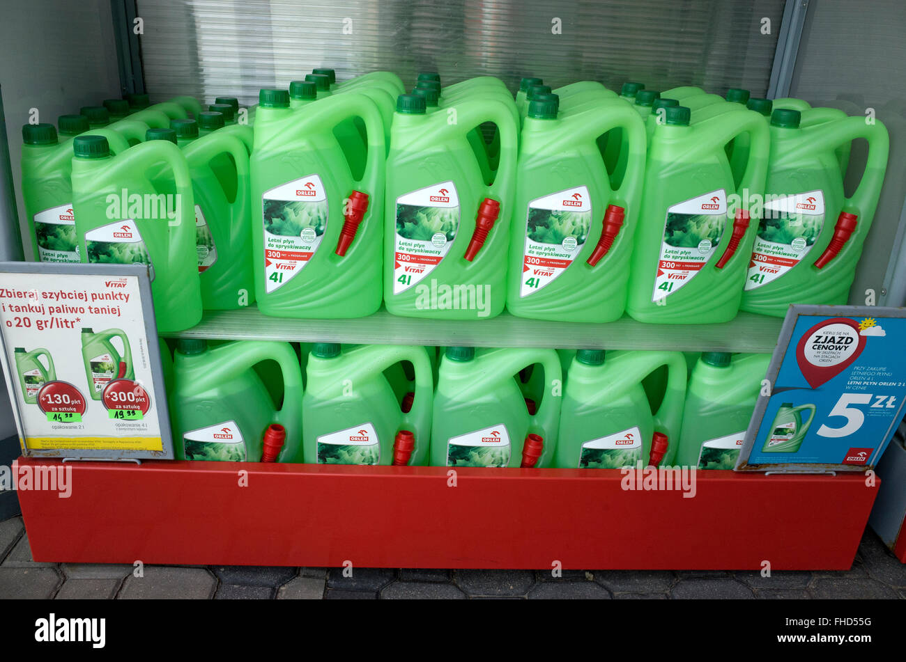 Rack di automobile finestra estiva del fluido di lavaggio a caraffe polacco stazione di gas. Varsavia POLONIA Foto Stock