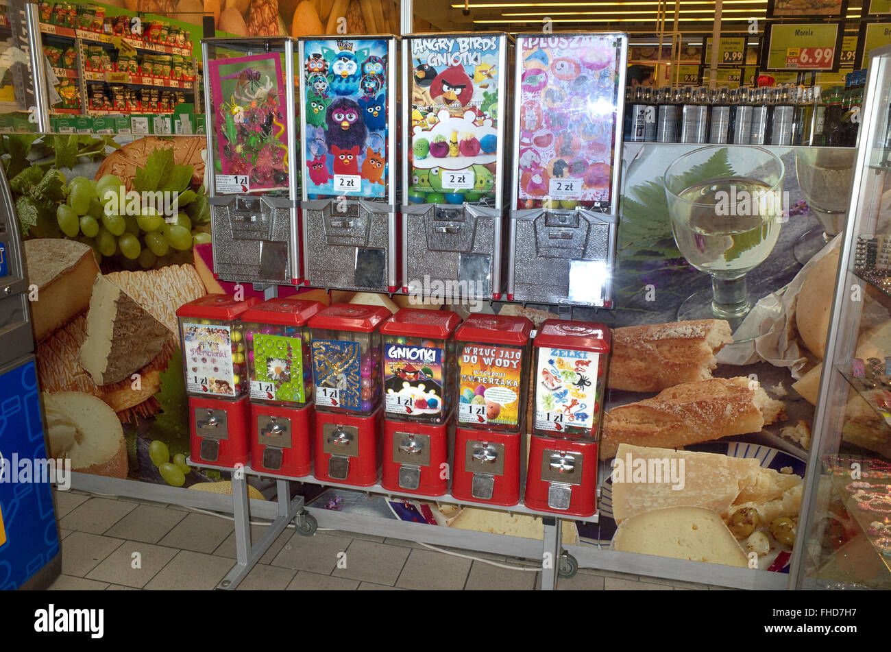 Array di gettone gumball e dispensatore di giocattoli macchine in un negozio di alimentari. Tomaszow Mazowiecki Polonia centrale Foto Stock