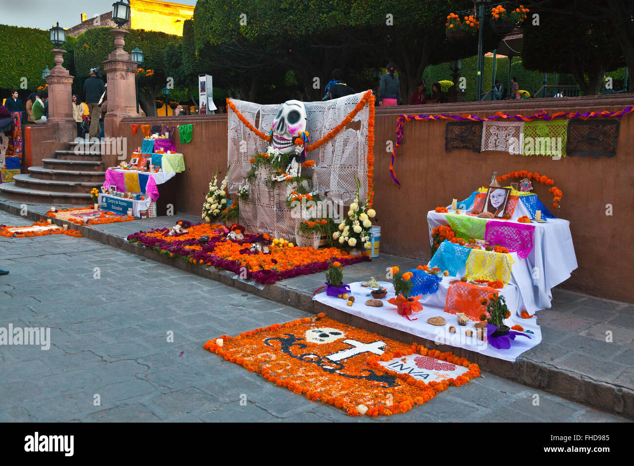 Un altare istituito nel Jardin per onorare i propri cari deceduti durante il giorno dei morti - San Miguel De Allende, Messico Foto Stock