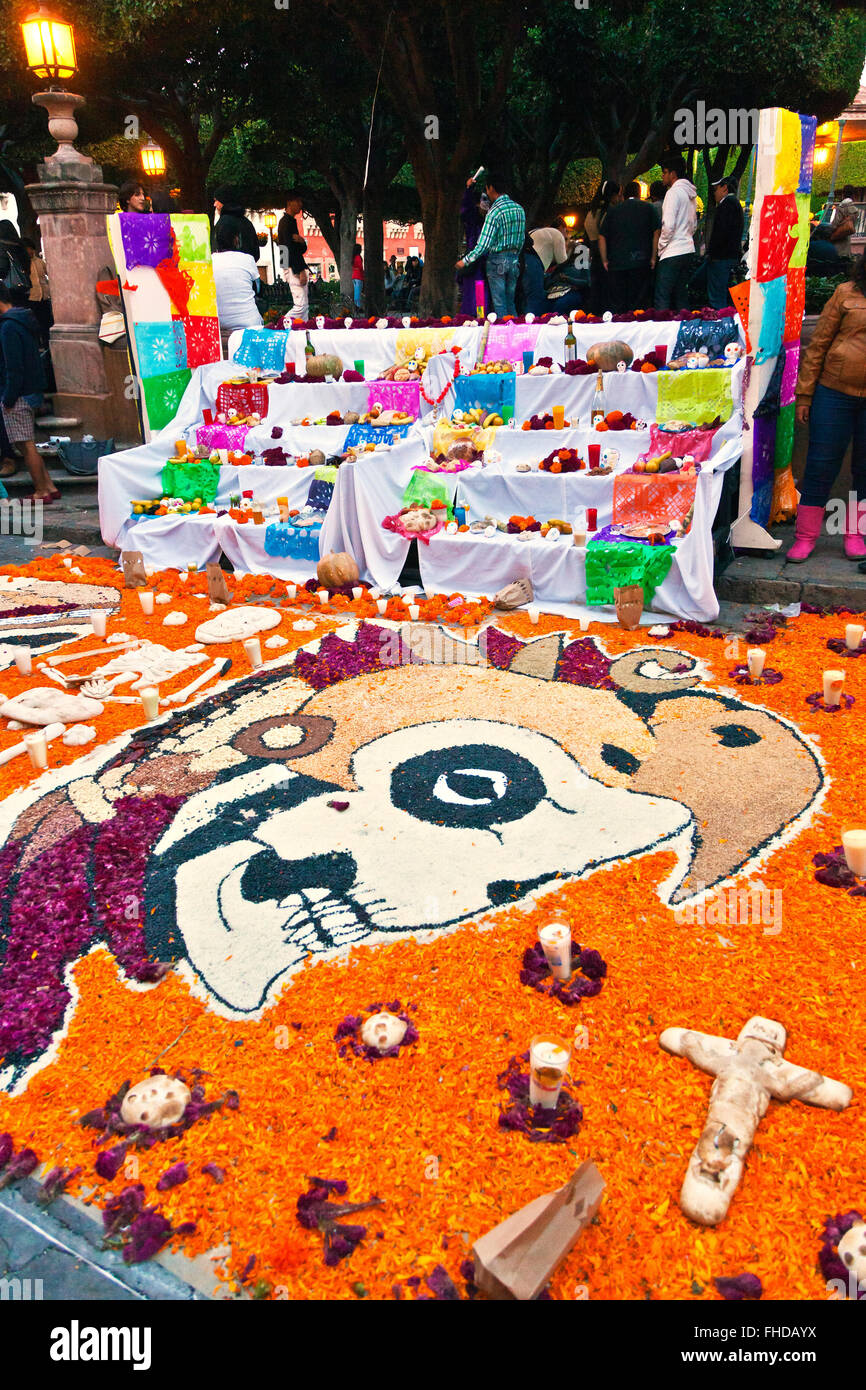 Un altare istituito nel Jardin per onorare i propri cari deceduti durante il giorno dei morti - San Miguel De Allende, Messico Foto Stock