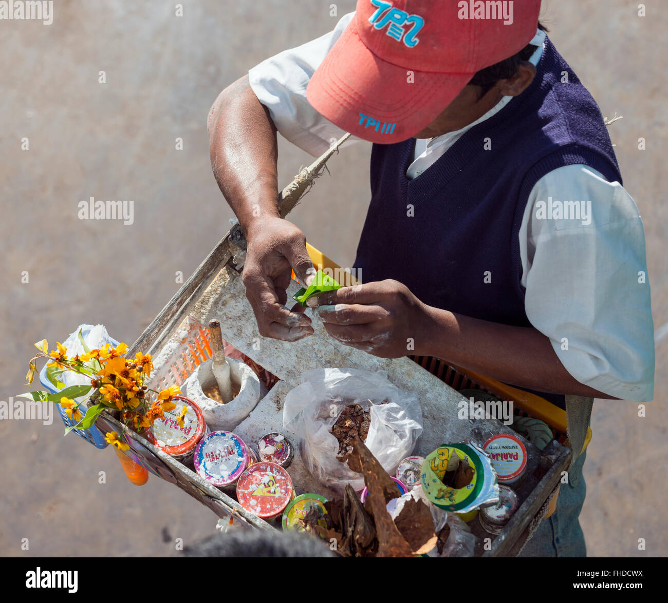 Venditore di noci di arec dadi in betel foglie, Birmania Foto Stock