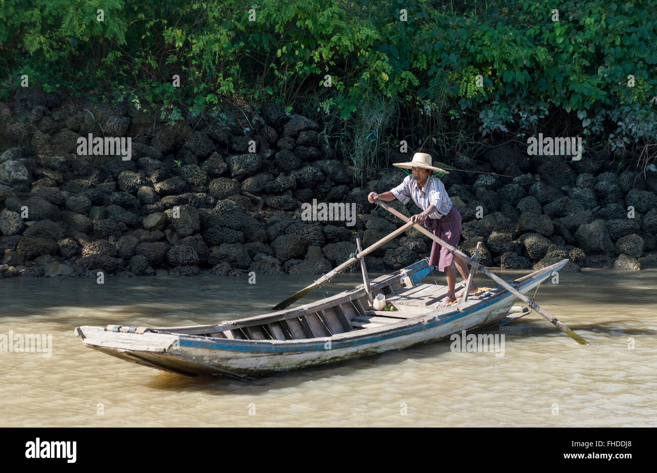 Canottaggio sul fiume Irrawaddy, Birmania Foto Stock