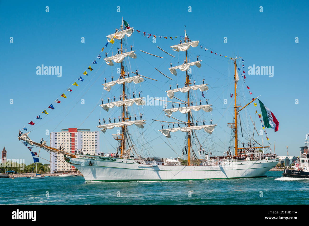 Braccio Cuauhtemoc lasciando il porto di Portsmouth e passaggio di Gosport Waterfront. Foto Stock