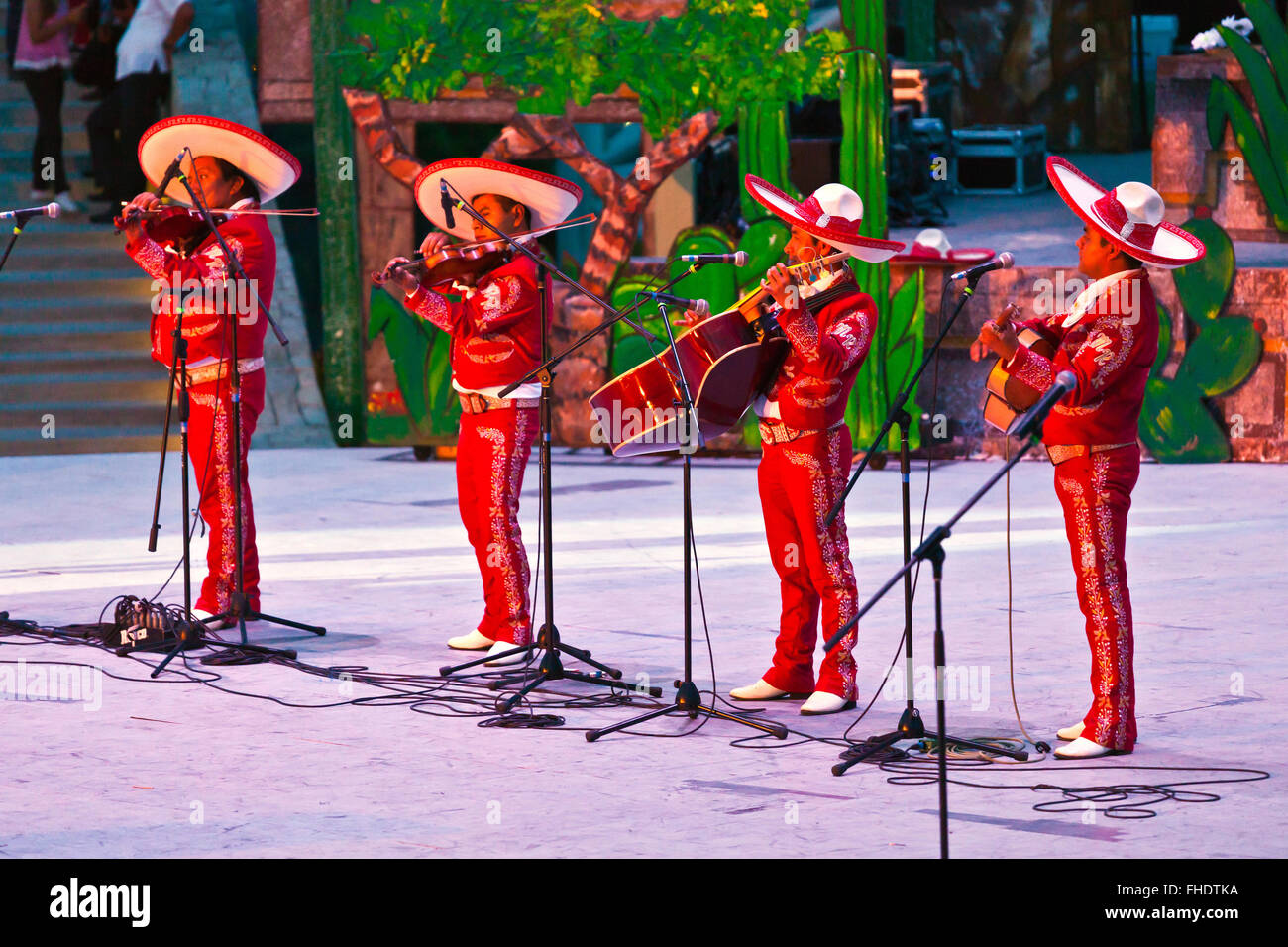 Preforma MARICACHIS come l'atto di apertura per la DANAJI legenda prestazioni come parte della GUELAGUETZA FESTIVAL - OAXACA, Messico Foto Stock