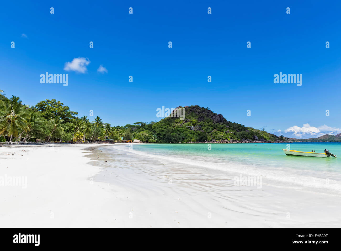 Seychelles, Praslin, Anse Volbert, motoscafo sulla spiaggia Foto Stock