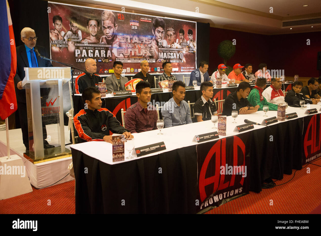 Cebu City, Filippine 25/2/2016.ultima conferenza stampa al Waterfront Hotel per inscatolare promozione Pinoy orgoglio 35 'Stelle del Futuro' bout principale essendo tra imbattuto filippino principe Albert Pagara (25-0) VS Yesner Talavera (Messico) (W15 L3 D1), per la WBO Intercontinental Jr. piuma campionato. Credito: galleria immagini2/Alamy Live News Foto Stock