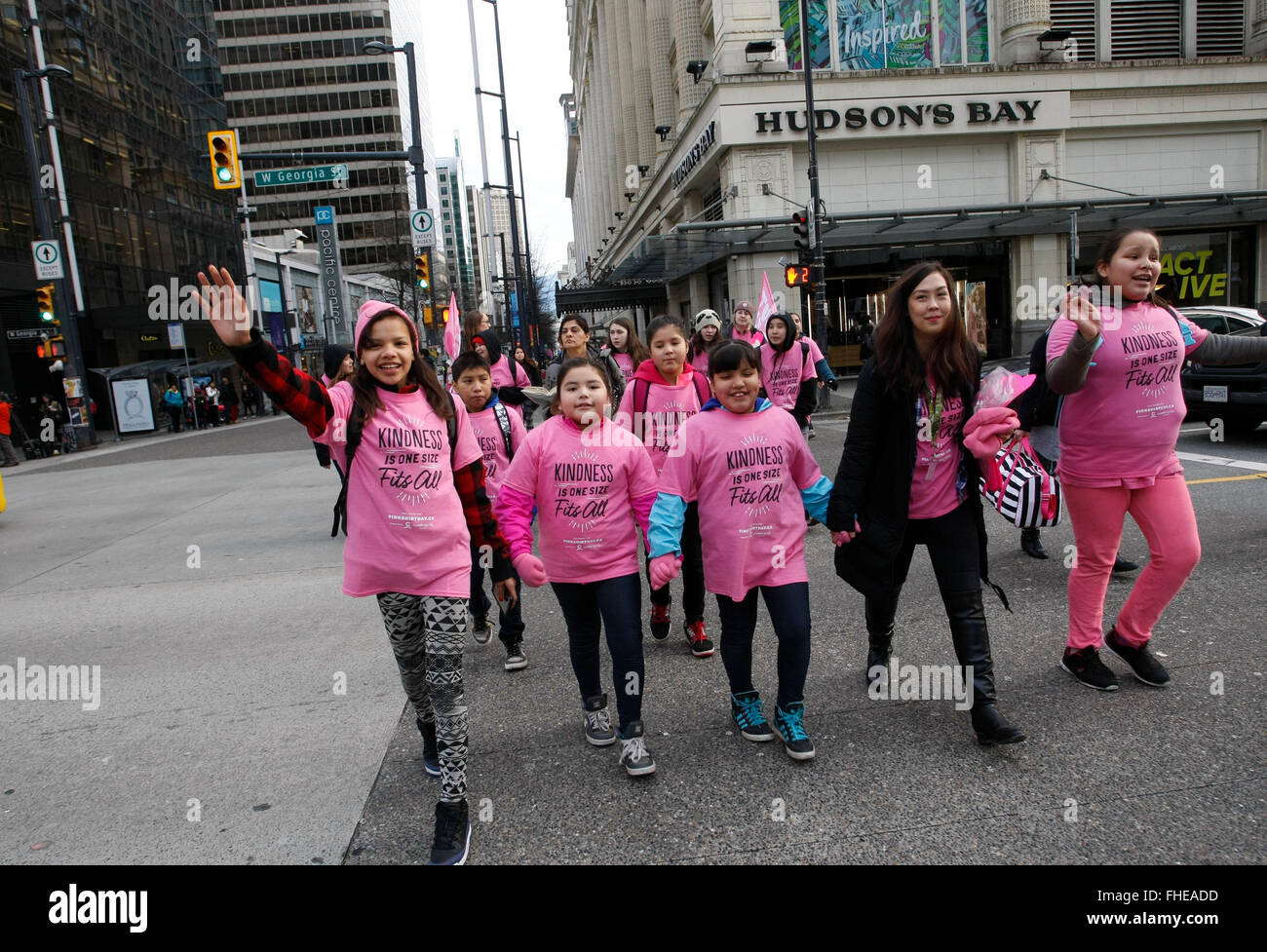 Vancouver, Canada. 24 Febbraio, 2016. I bambini si veste di rosa durante la 'Pink Shirt Day' evento nel centro cittadino di Vancouver, Canada, Feb 24, 2016. Centinaia di persone in abito rosa a le strade del centro cittadino di Vancouver a promuovere il nono annuale "Maglia Rosa giorno" al fine di sensibilizzare e sostenere sforzi volti a porre fine ai comportamenti di bullismo nelle scuole e comunità. Persone indossano in rosa in quel giorno tutto il paese nel supporto anti-bullismo. Credito: Liang Sen/Xinhua/Alamy Live News Foto Stock