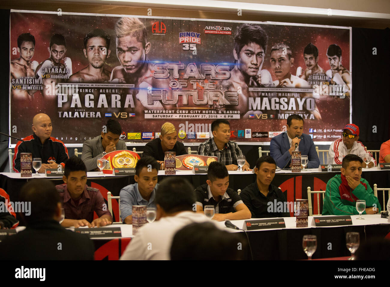 Cebu City, Filippine 25/2/2016.ultima conferenza stampa al Waterfront Hotel per inscatolare promozione Pinoy orgoglio 35 'Stelle del Futuro' bout principale essendo tra imbattuto filippino principe Albert Pagara (25-0) VS Yesner Talavera (Messico) (W15 L3 D1), per la WBO Intercontinental Jr. piuma campionato. Credito: galleria immagini2/Alamy Live News Foto Stock