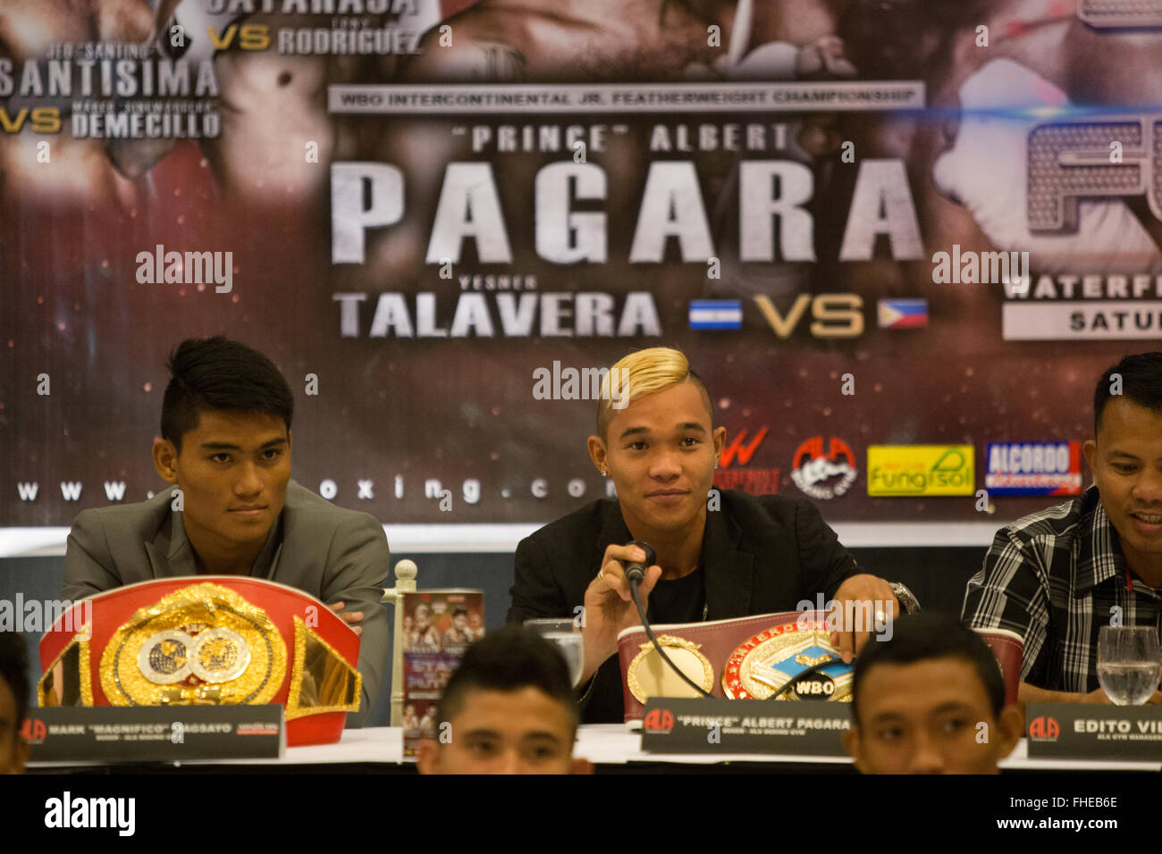 Cebu City, Filippine 25/2/2016.ultima conferenza stampa al Waterfront Hotel per inscatolare promozione Pinoy orgoglio 35 'Stelle del Futuro' bout principale essendo tra imbattuto filippino principe Albert Pagara (25-0) VS Yesner Talavera (Messico) (W15 L3 D1), per la WBO Intercontinental Jr. piuma campionato. Credito: galleria immagini2/Alamy Live News Foto Stock
