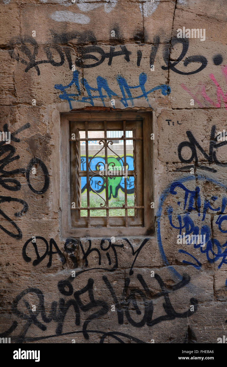 Graffiti pareti coperte in Barrio del Carmen, Valencia Spagna Foto Stock