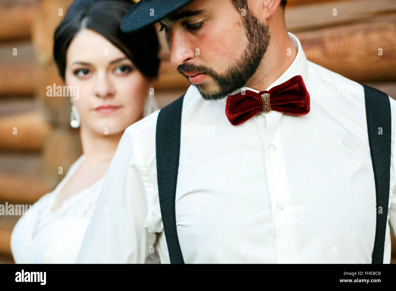 Considerato lo sposo in hat con la barba, baffi, il filtro bow tie e  bretelle. Sposa bianco che indossa abiti da sposa. Lo stile del gangster  Foto stock - Alamy