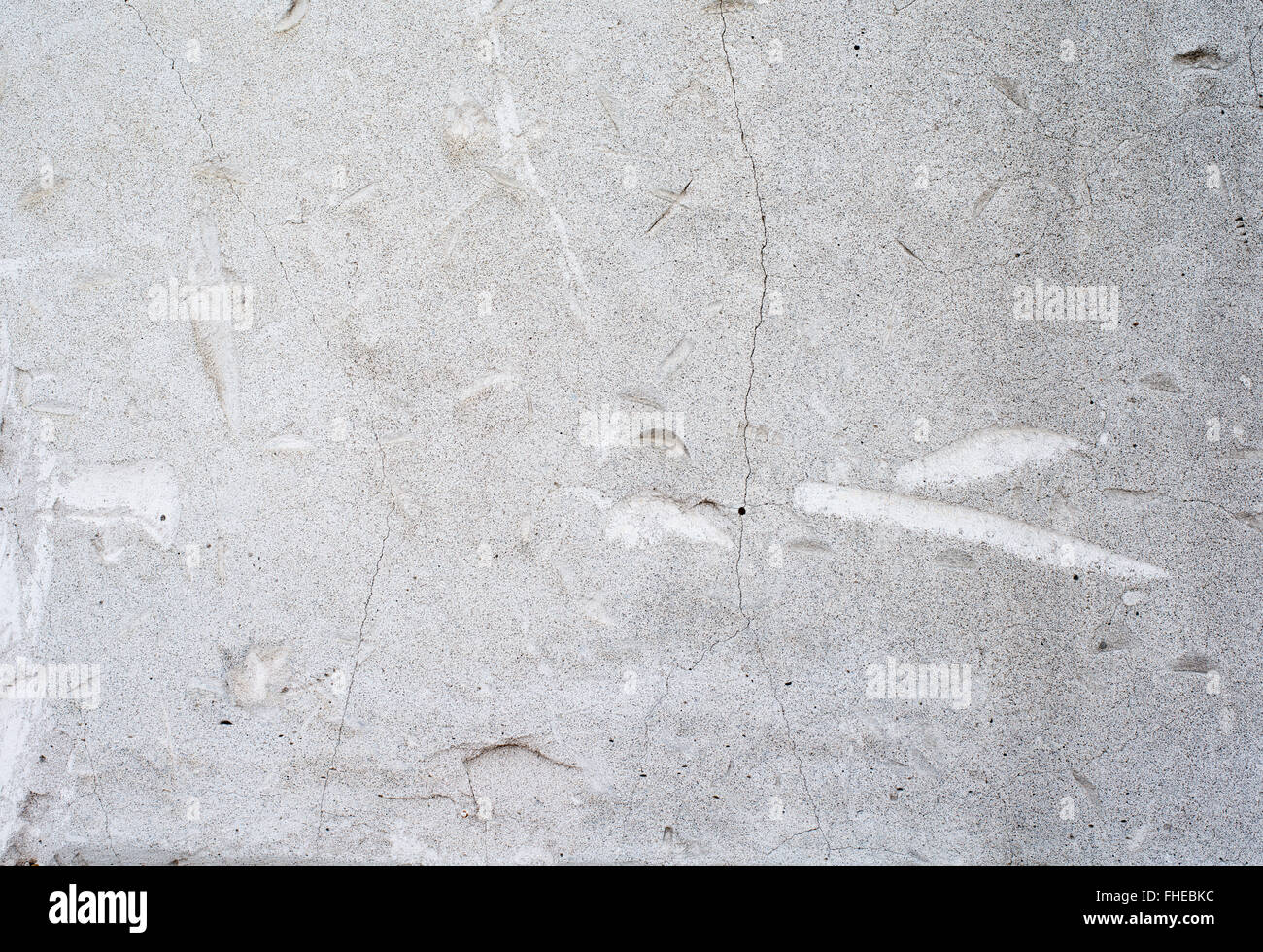 Texture di sfondo di un muro bianco con piccole incrinature Foto Stock