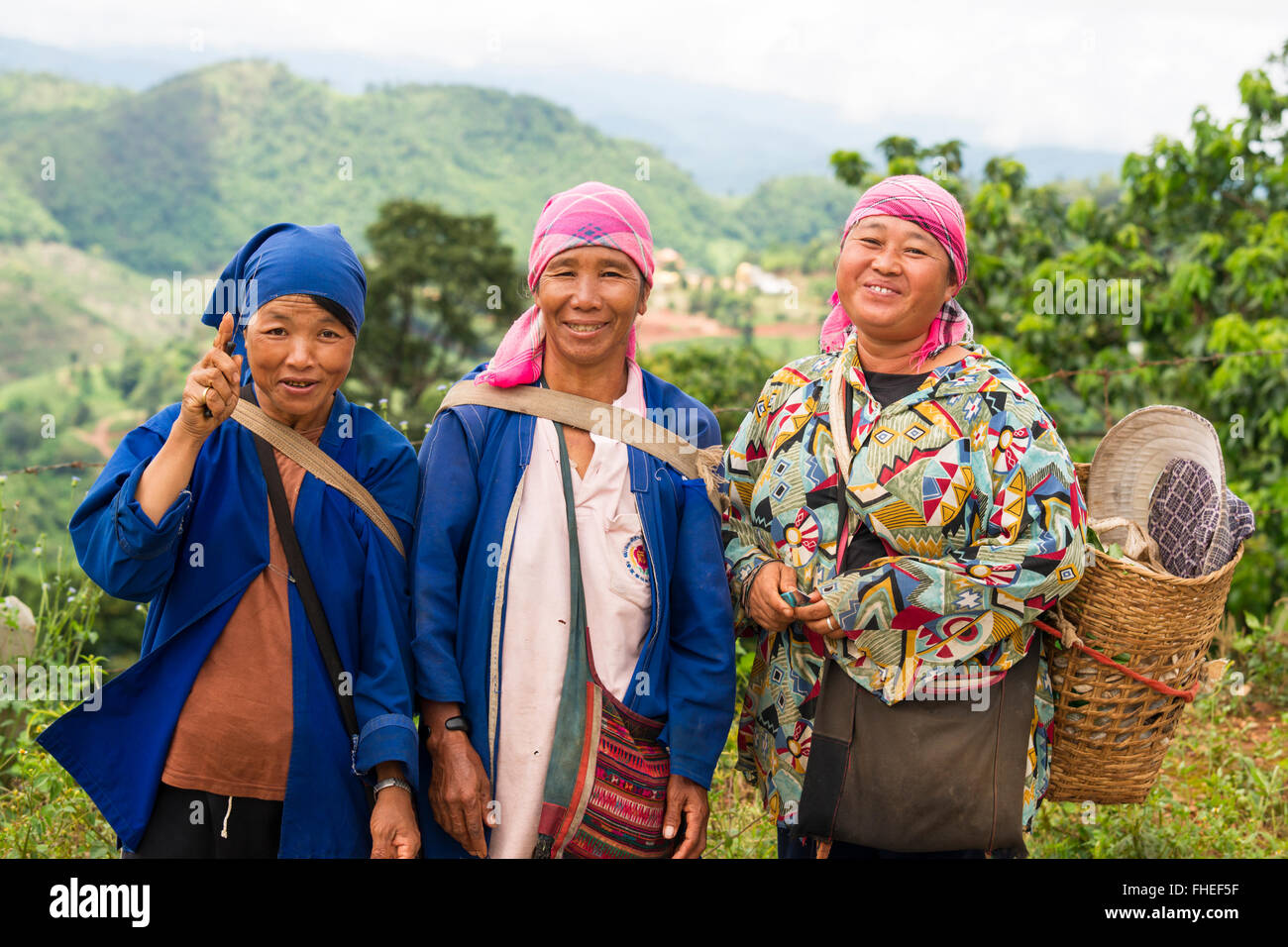 Tribù della collina trebbiatrici di tè a piedi lungo una strada dopo una giornata di lavoro nei campi di tè in zone montuose 'Mae Salong' della Thailandia. Foto Stock