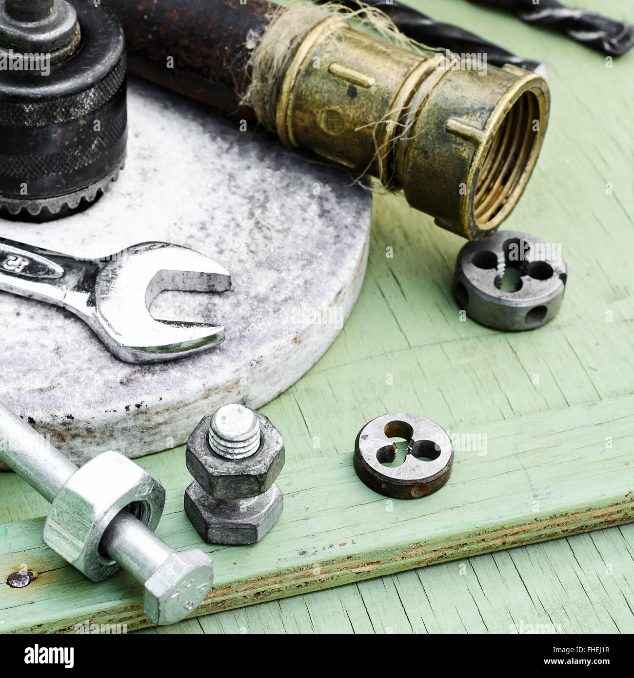 Il montaggio e il threading tool sfondo tubi di ferro Foto Stock