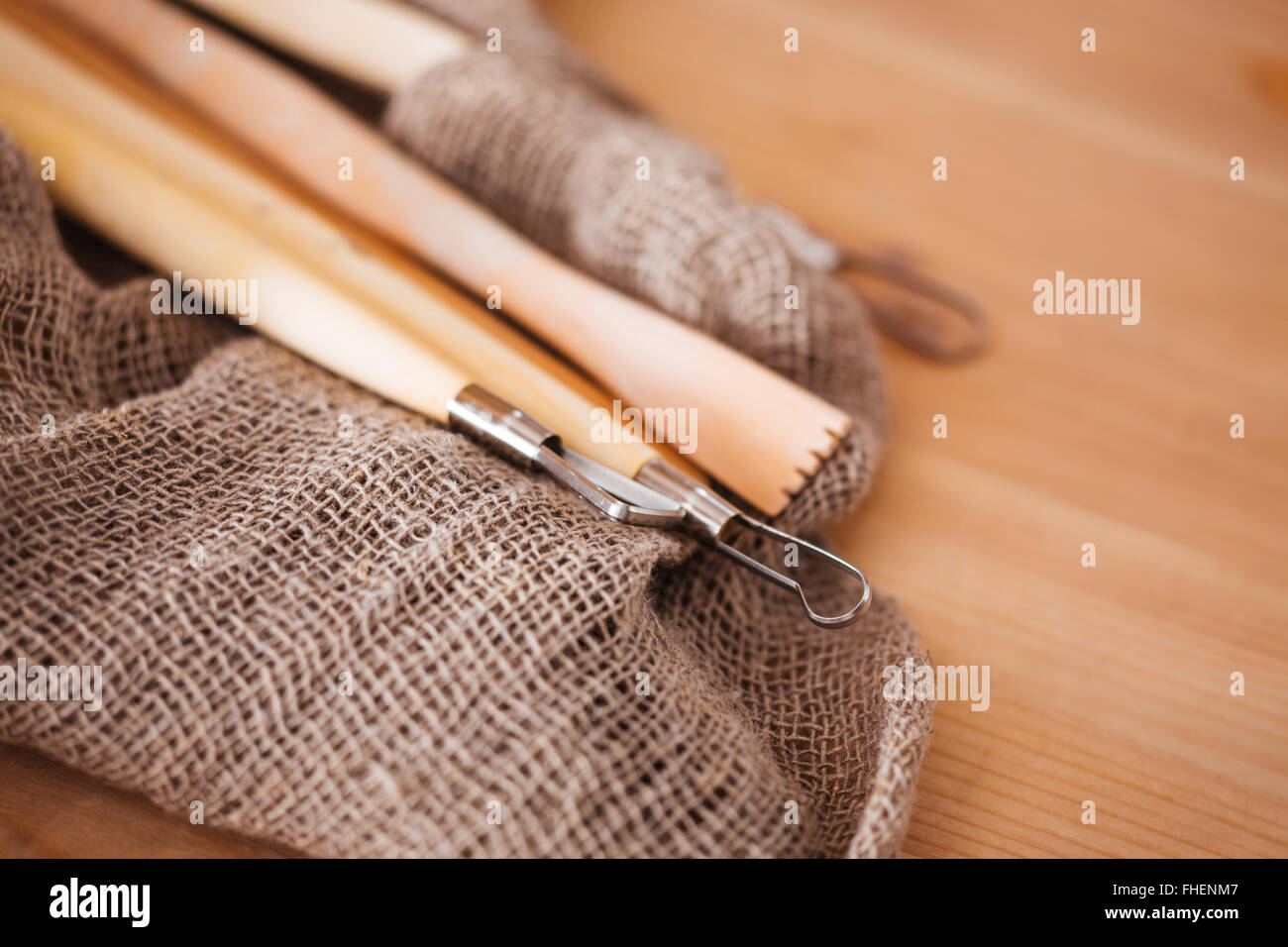 Set di potter scolpire strumenti giacente sul tavolo di legno Foto Stock