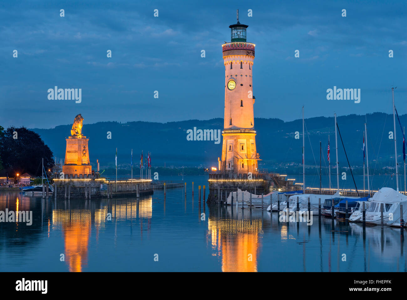 Germania, Lindau, ingresso del porto con il faro e il leone bavarese Foto Stock