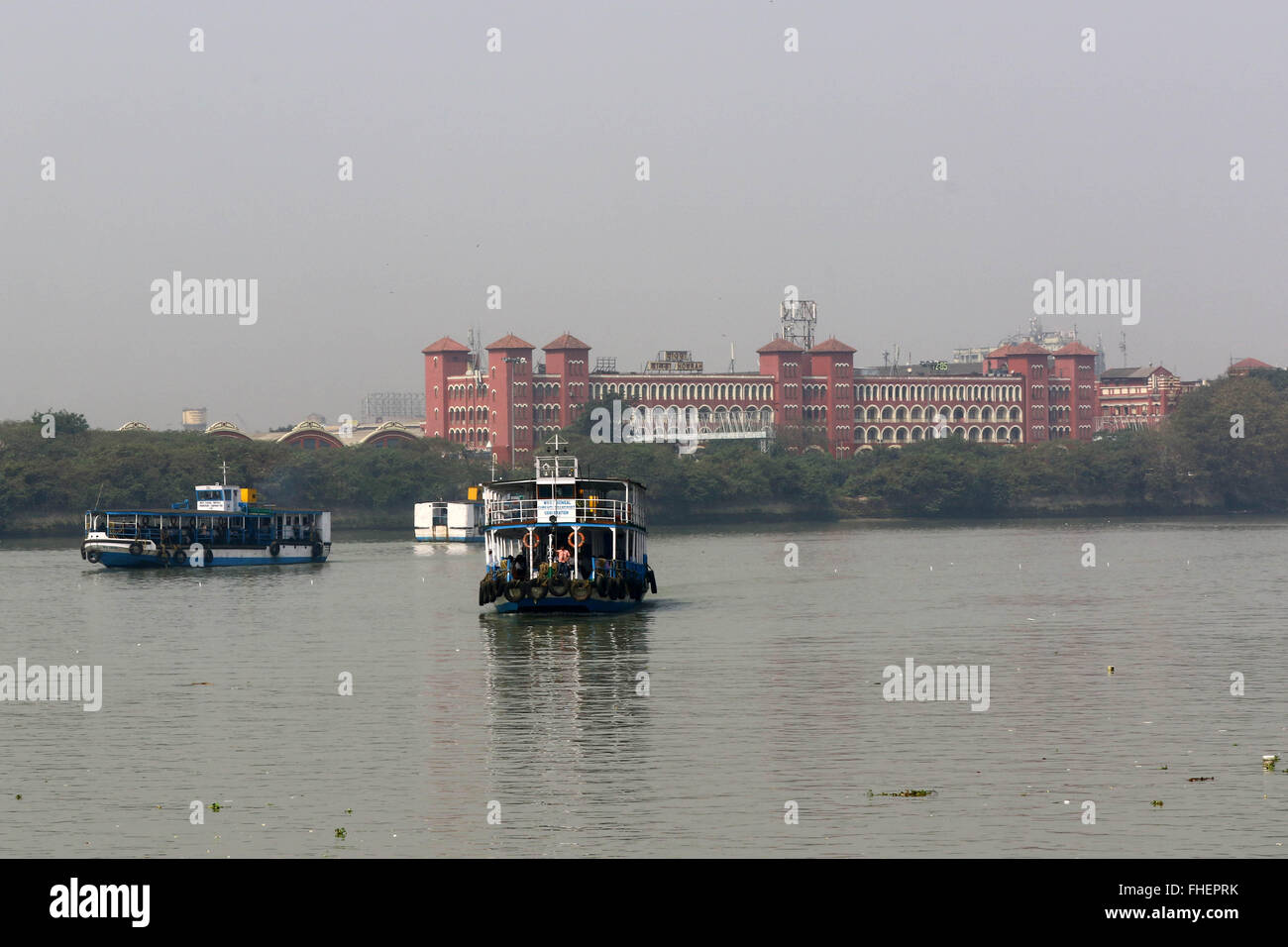 Calcutta, India 18 Febbraio 2016.Shuttle traversata in traghetto del Fiume Hooghly. Sullo sfondo la stazione ferroviaria di Howrah. Calcutta (Kolkata).Foto di Palash Khan Foto Stock