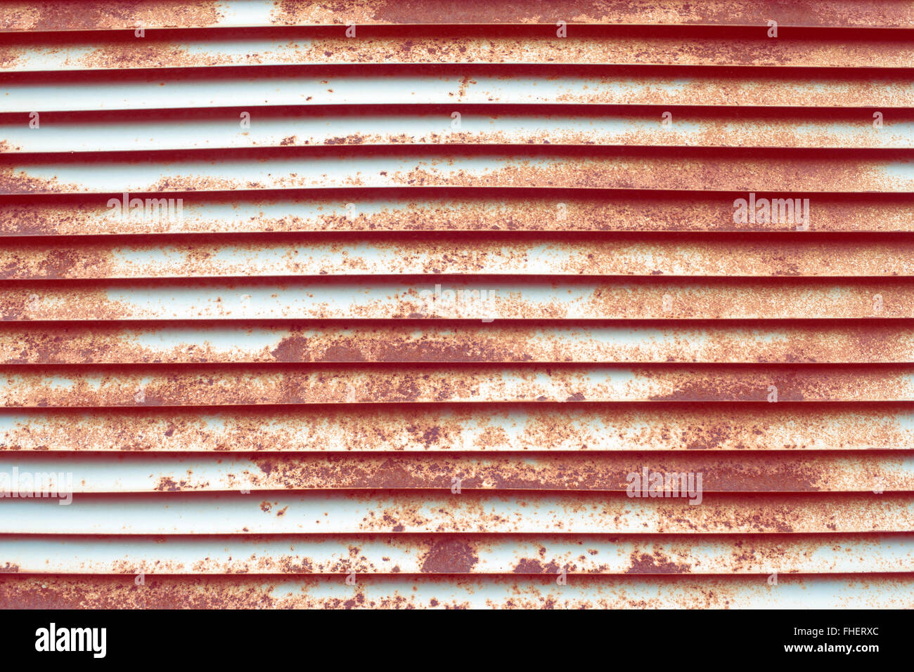 Rusty metallico sullo sfondo delle feritoie di ventilazione Foto Stock