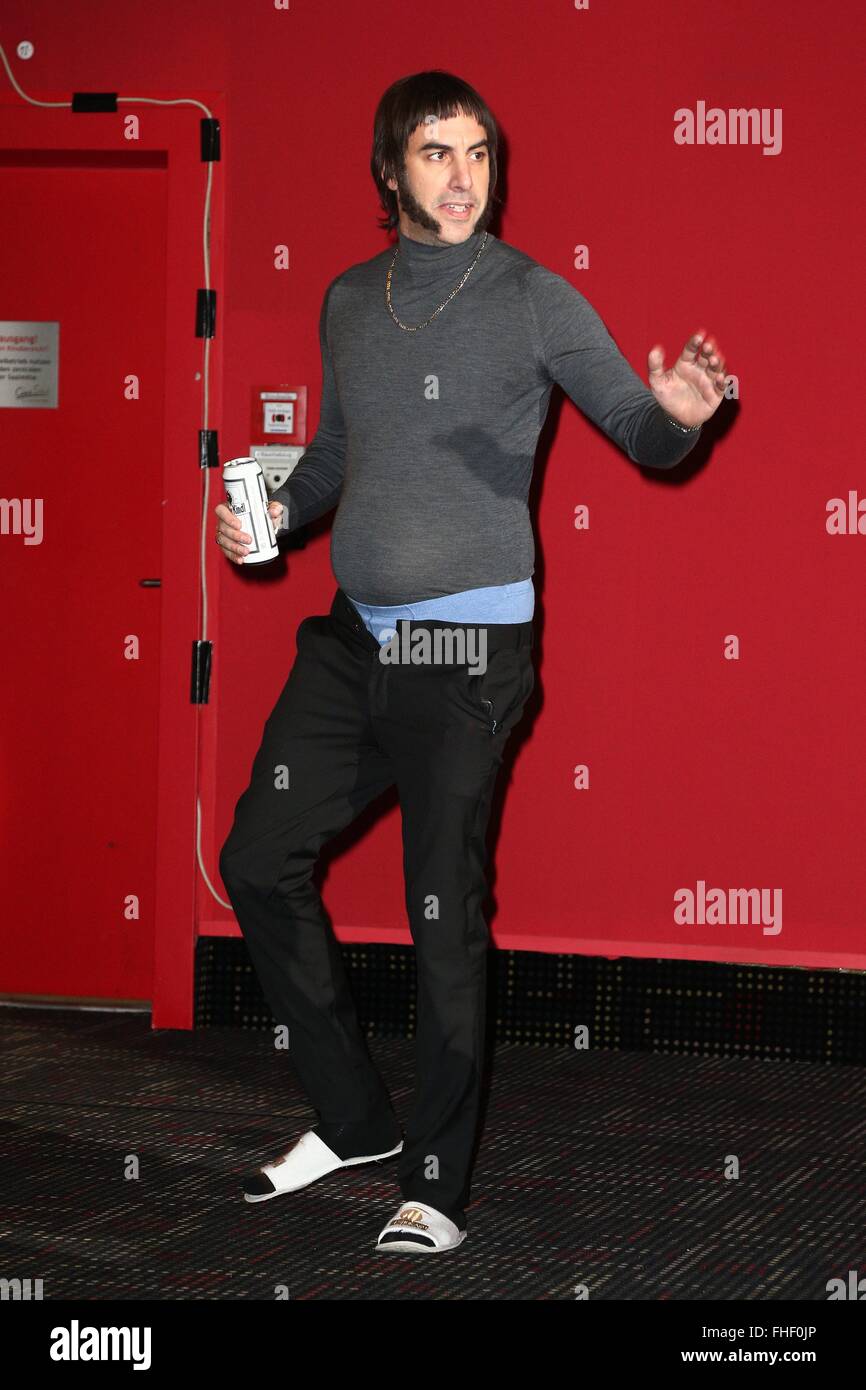Berlino, Germania. 24 Febbraio, 2016. Sacha Baron Cohen presso la speciale proiezione del suo nuovo film "I fratelli Grimsby" di Berlino, Germania. Febbraio 24, 2016. Credito: dpa picture alliance/Alamy Live News Foto Stock