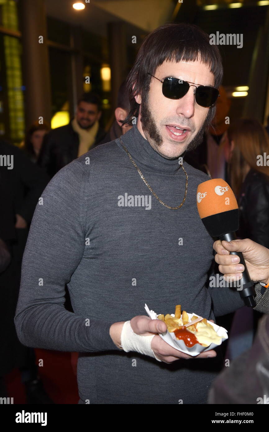Berlino, Germania. 24 Febbraio, 2016. Sacha Baron Cohen presso la speciale proiezione del suo nuovo film "I fratelli Grimsby" di Berlino, Germania. Febbraio 24, 2016. Credito: dpa picture alliance/Alamy Live News Foto Stock
