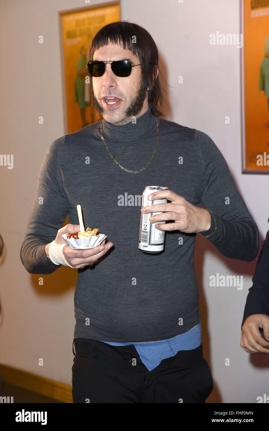Berlino, Germania. 24 Febbraio, 2016. Sacha Baron Cohen presso la speciale proiezione del suo nuovo film "I fratelli Grimsby" di Berlino, Germania. Febbraio 24, 2016. Credito: dpa picture alliance/Alamy Live News Foto Stock