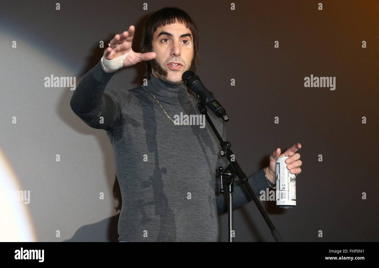 Berlino, Germania. 24 Febbraio, 2016. Sacha Baron Cohen presso la speciale proiezione del suo nuovo film "I fratelli Grimsby" di Berlino, Germania. Febbraio 24, 2016. Credito: dpa picture alliance/Alamy Live News Foto Stock