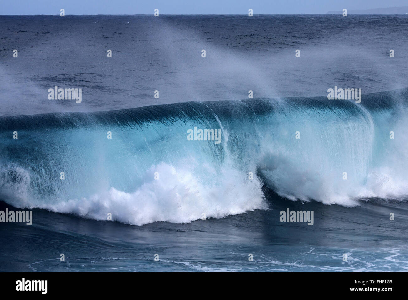 Mare, wave, sea spray presso la spiaggia di Anse des Cascades vicino a Piton Sainte-Rose, Réunion Foto Stock