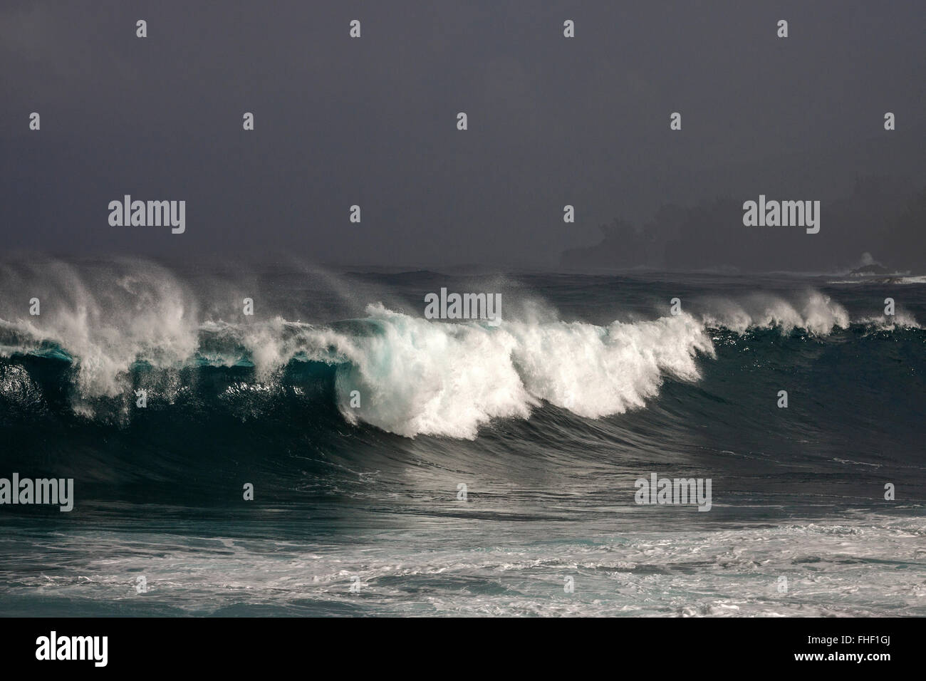 Mare, wave, raccogliere tempesta, sea spray presso la spiaggia di Anse des Cascades vicino a Piton Sainte-Rose, Réunion Foto Stock