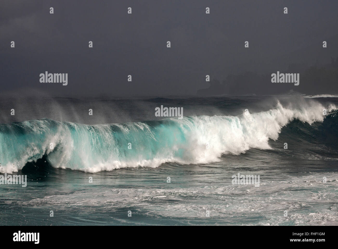 Mare, wave, raccogliere tempesta, sea spray presso la spiaggia di Anse des Cascades vicino a Piton Sainte-Rose, Réunion Foto Stock