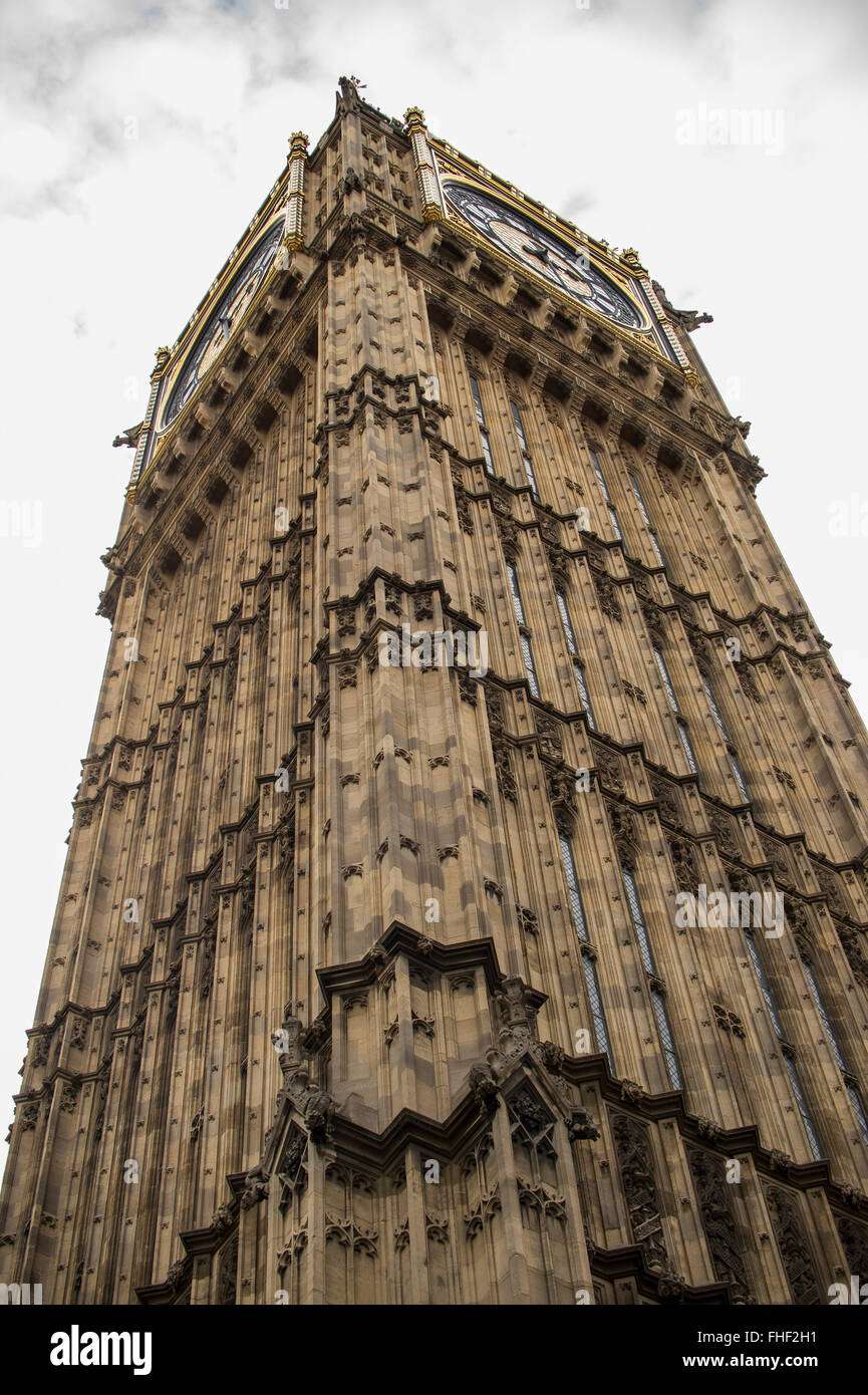 Guardando il Big Ben con cielo nuvoloso sopra Foto Stock