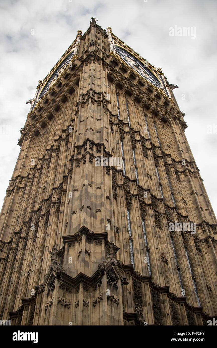 Guardando il Big Ben con cielo nuvoloso sopra Foto Stock