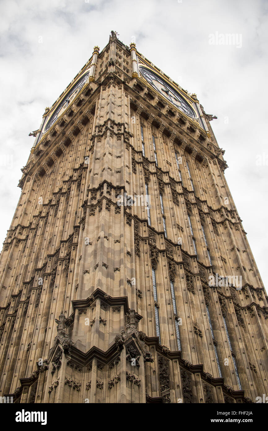 Guardando il Big Ben con cielo nuvoloso sopra Foto Stock