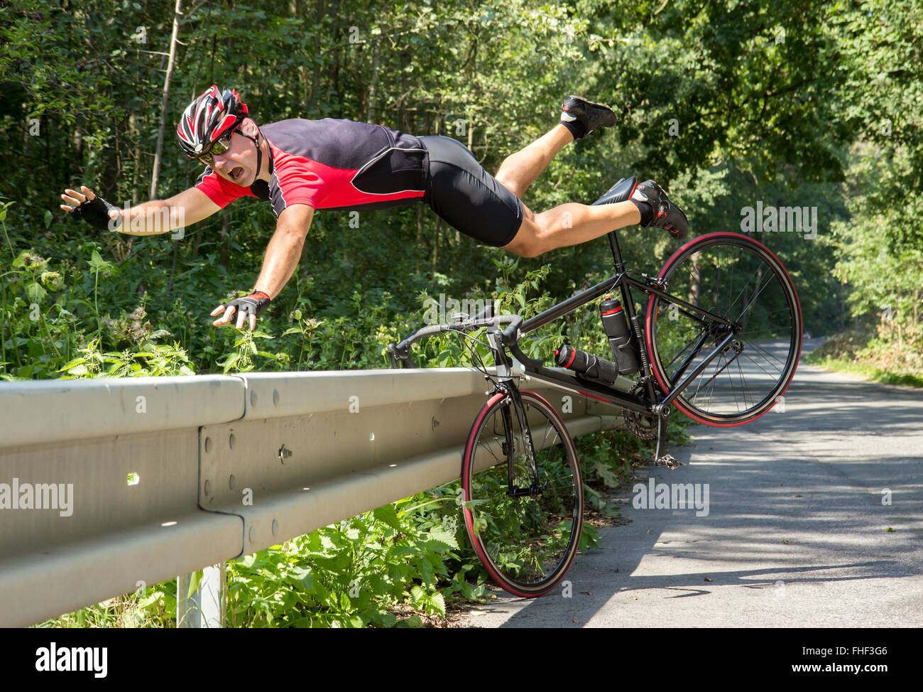 Ciclista cade la bici in boccole Foto Stock