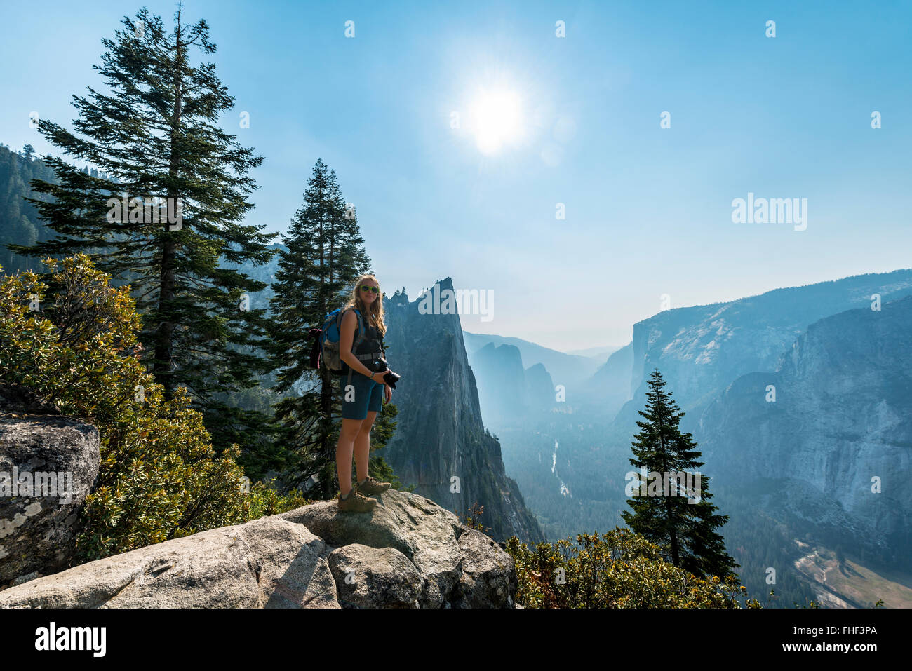Escursionista, donna di escursioni presso il John Muir Trail, con una vista della valle di Yosemite, Yosemite National Park, California, Stati Uniti d'America Foto Stock